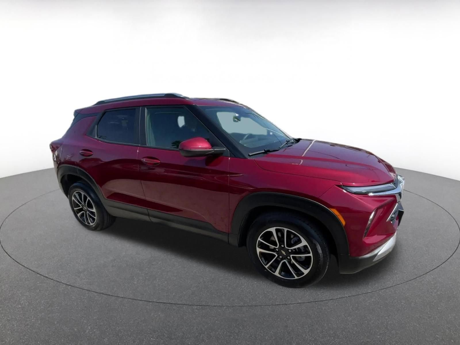 Used 2025 Chevrolet TrailBlazer LT FWD image 2