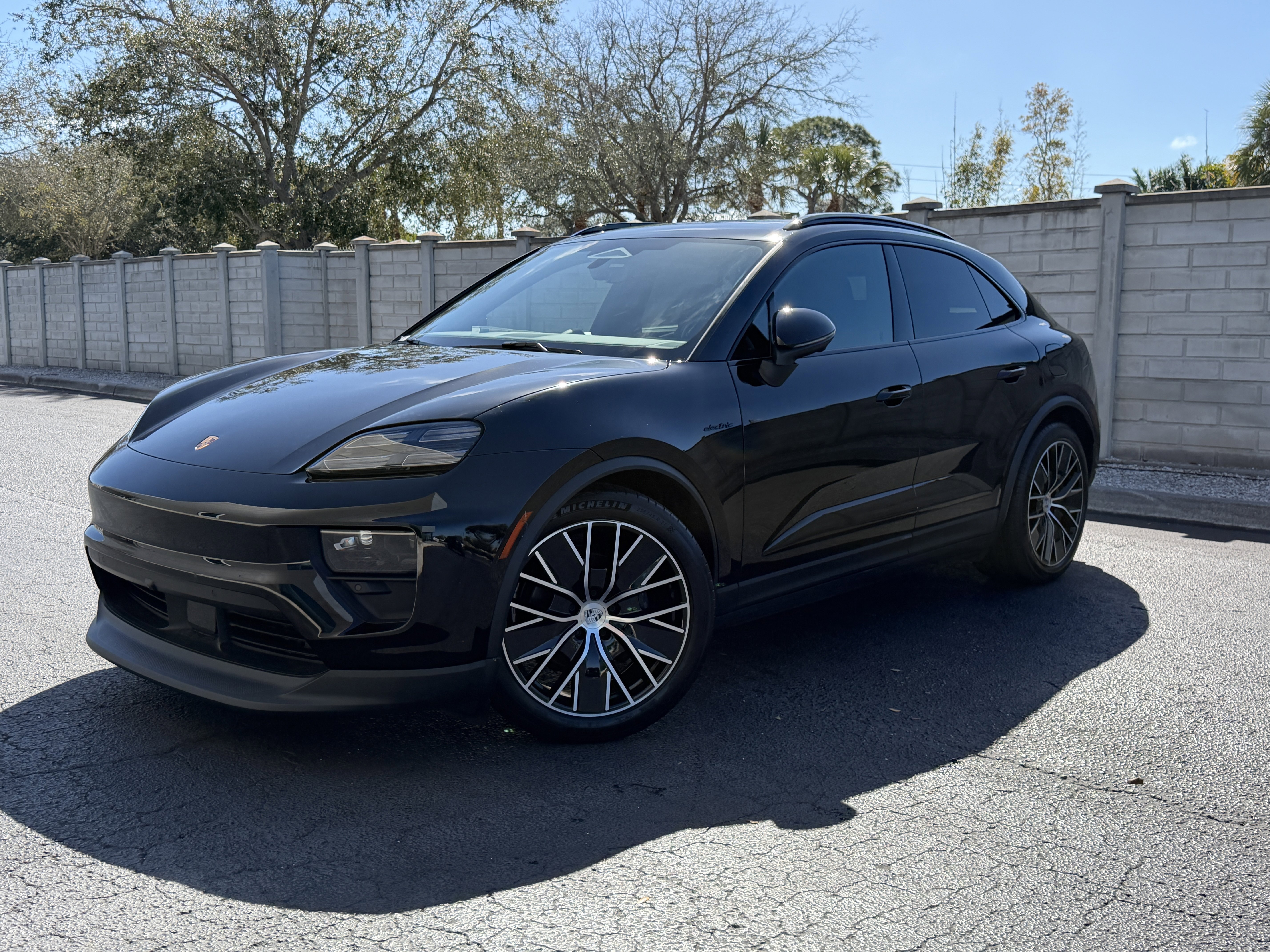 Certified 2025 Porsche Macan Electric image 1