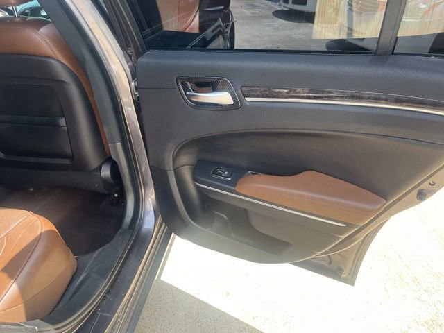 Used 2018 Chrysler 300 Limited RWD image 16