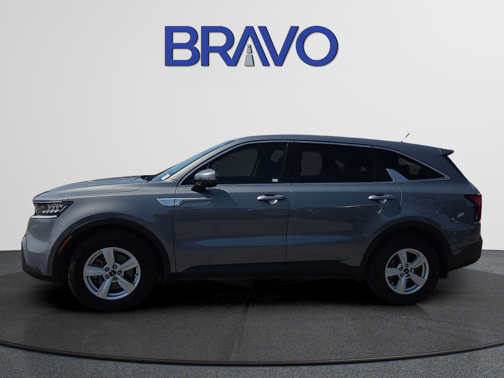 Used 2023 Kia Sorento LX FWD image 2