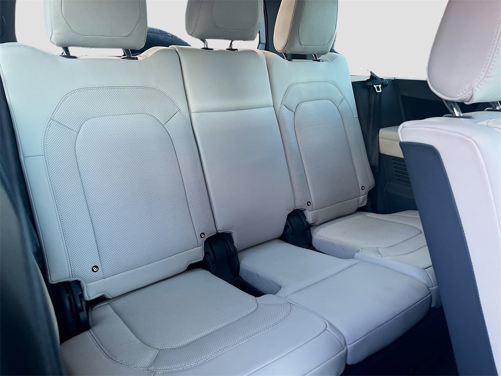 Used 2023 Land Rover Defender 130 SE image 29