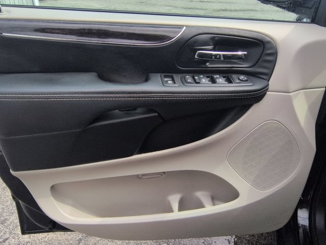 Used 2014 Chrysler Town & Country Touring-L w/ Driver Convenience Group FWD image 24