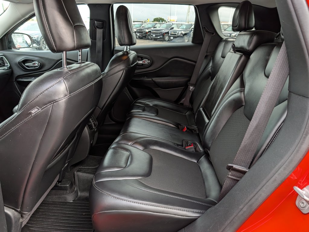 Used 2021 Jeep Cherokee Latitude Plus AWD/4WD image 16