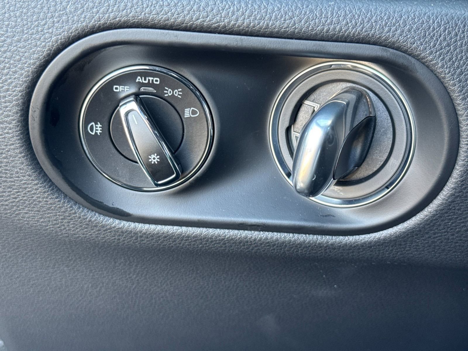 Certified 2025 Porsche Macan image 32