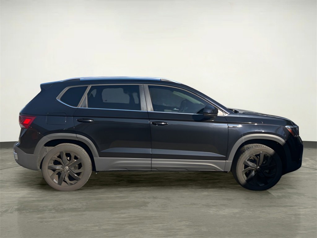 Used 2024 Volkswagen Taos SE w/ Panoramic Sunroof Package image 6