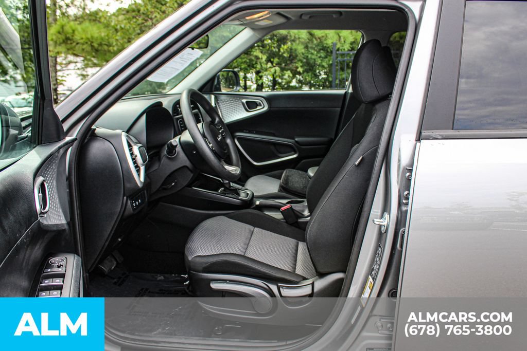 Used 2025 Kia Soul LX w/ LX Technology Package FWD image 16
