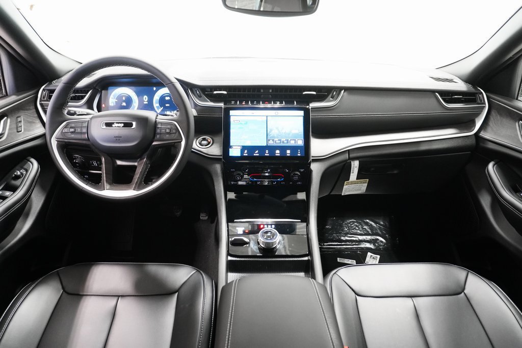 Used 2025 Jeep Grand Cherokee Limited AWD/4WD image 18