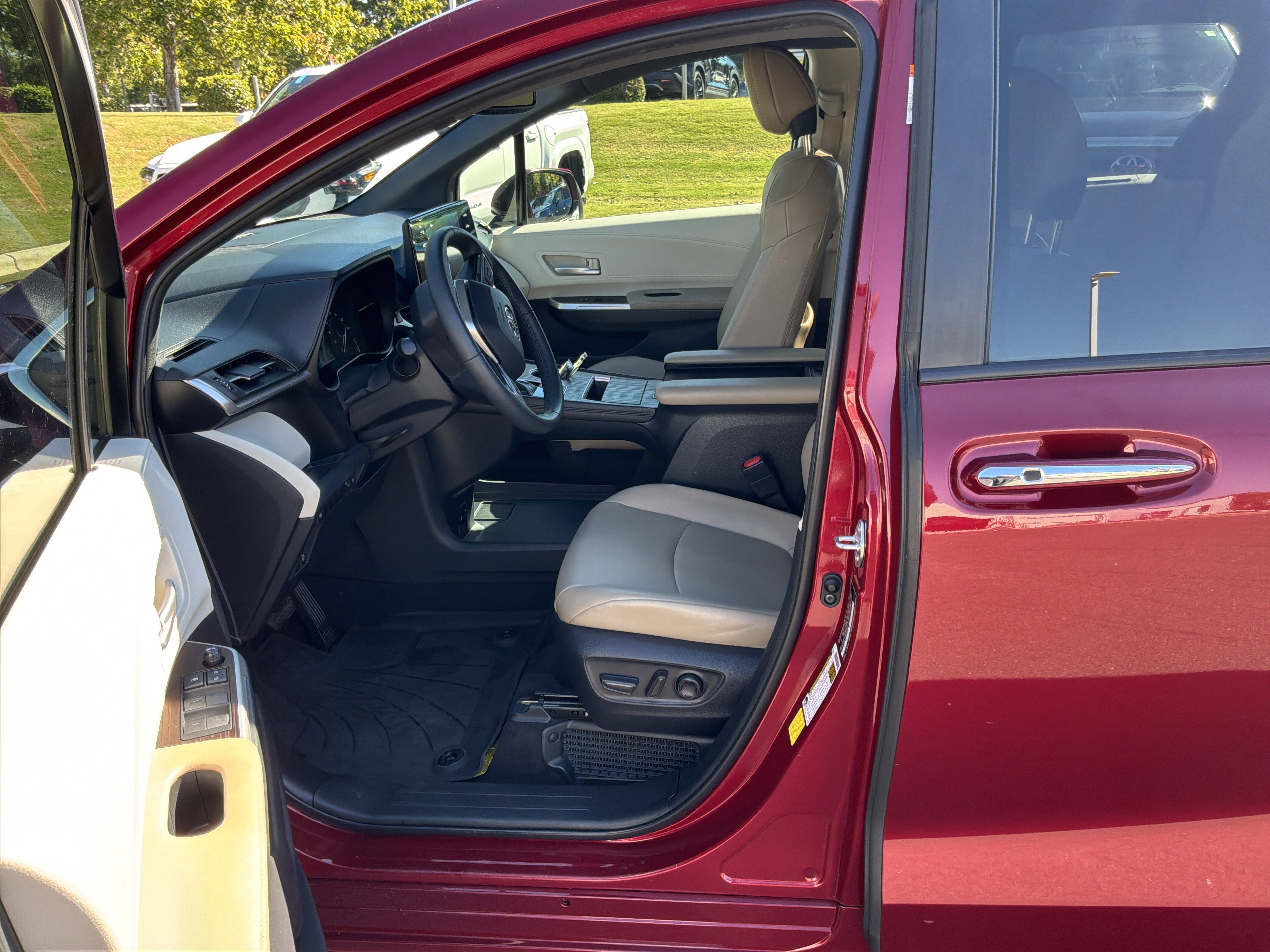 Used 2021 Toyota Sienna XLE FWD image 16