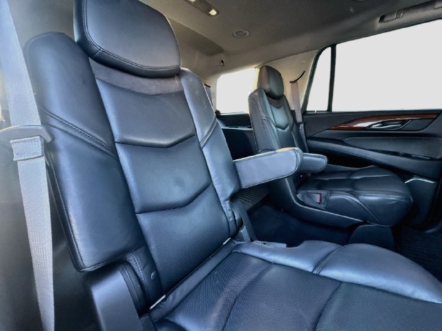Used 2017 Cadillac Escalade Luxury AWD/4WD image 35