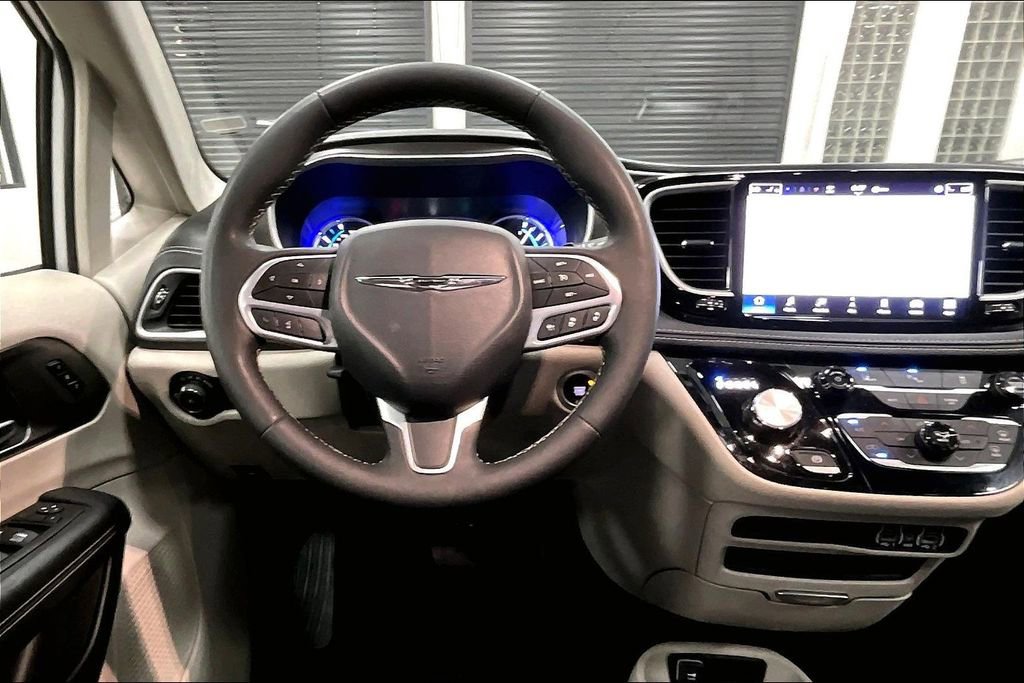 Used 2024 Chrysler Pacifica Select image 8