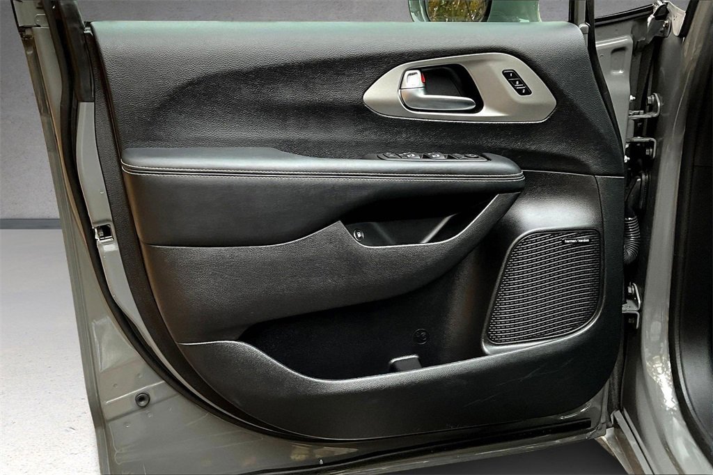 Used 2022 Chrysler Pacifica Limited w/ Uconnect Theater Family Group image 19