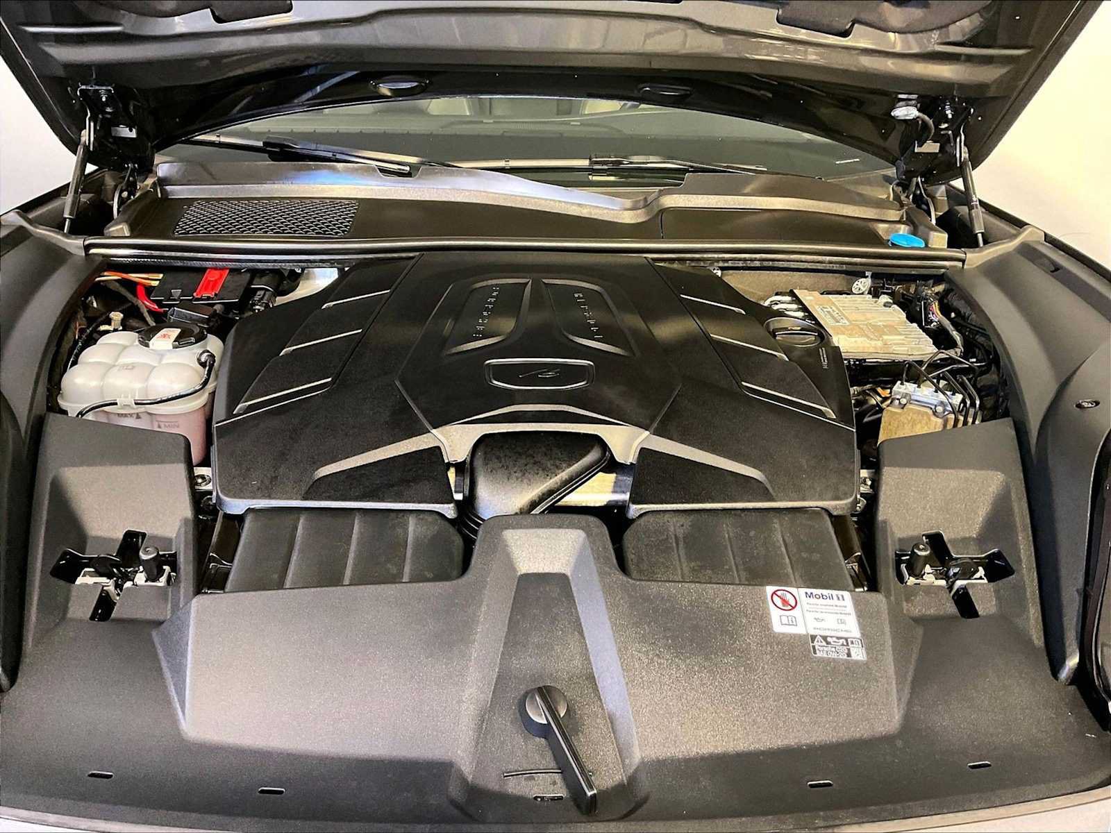 Certified 2024 Porsche Cayenne AWD/4WD image 32