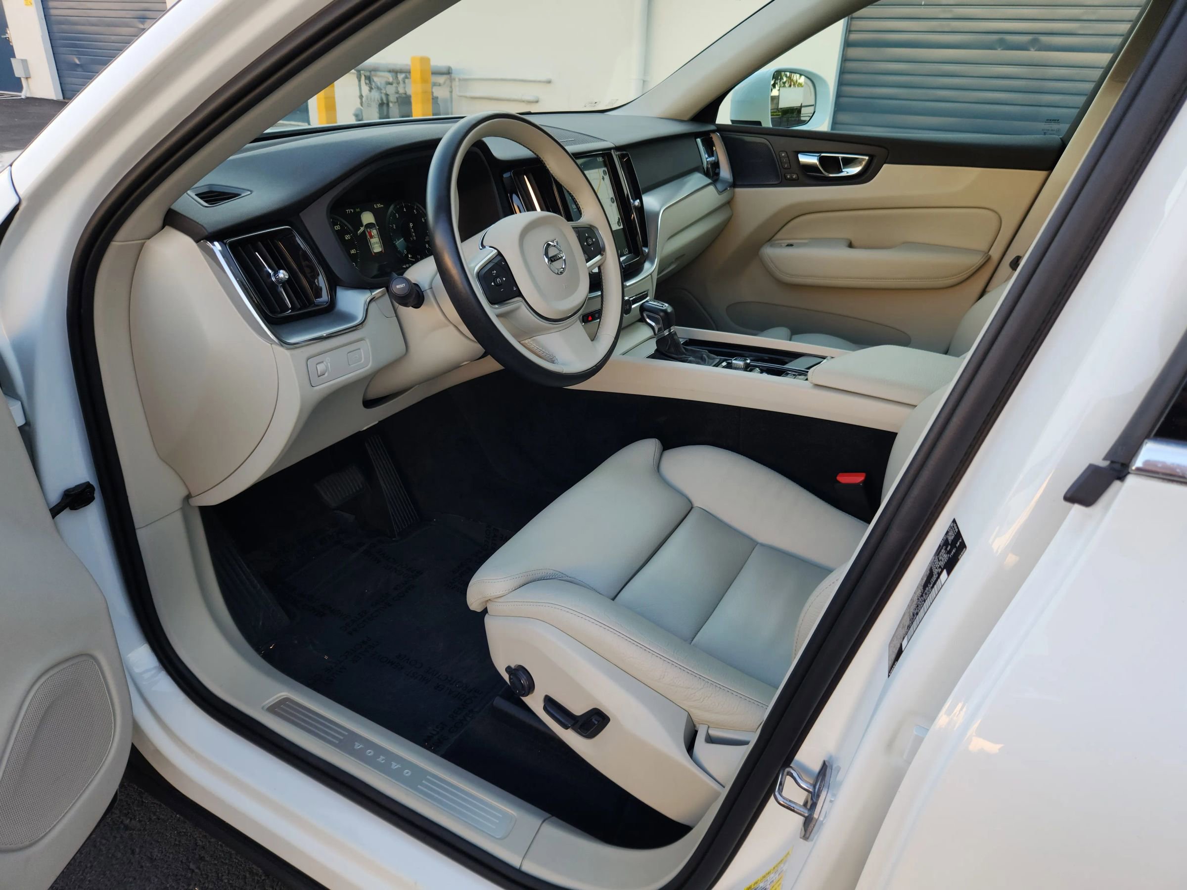 Used 2019 Volvo XC60 T5 Momentum w/ Multimedia Package image 6