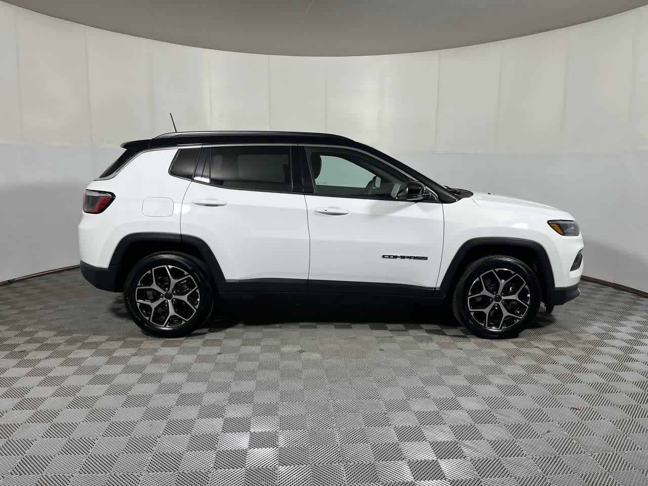 Used 2025 Jeep Compass Limited AWD/4WD image 9
