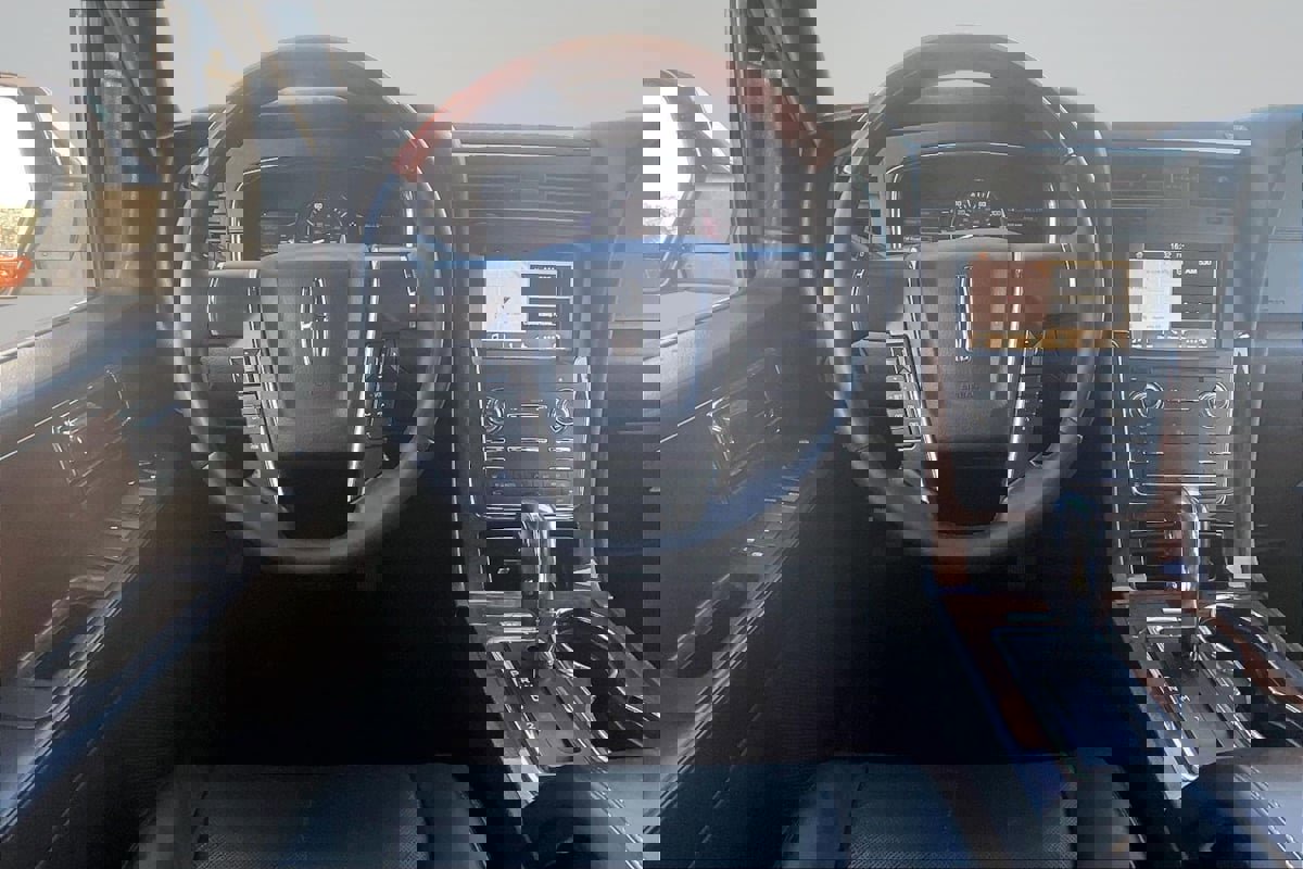 Used 2016 Lincoln Navigator Select image 5