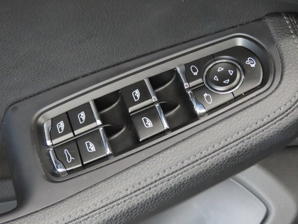 Certified 2025 Porsche Macan AWD/4WD image 37