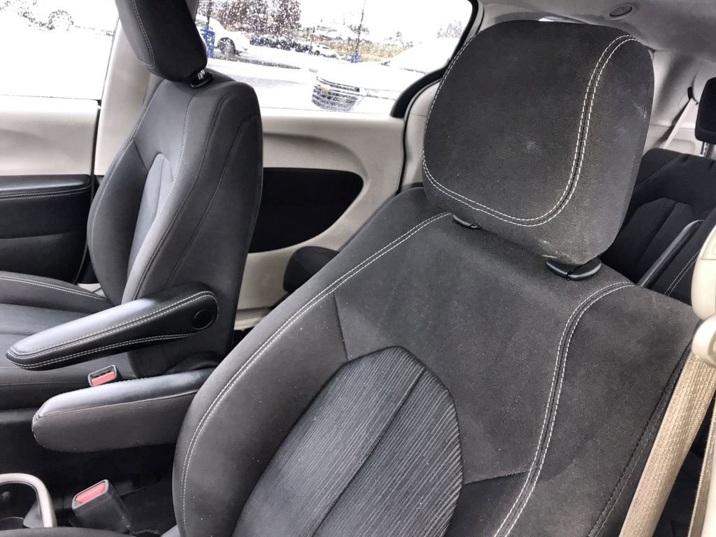 Used 2022 Chrysler Voyager LX image 11