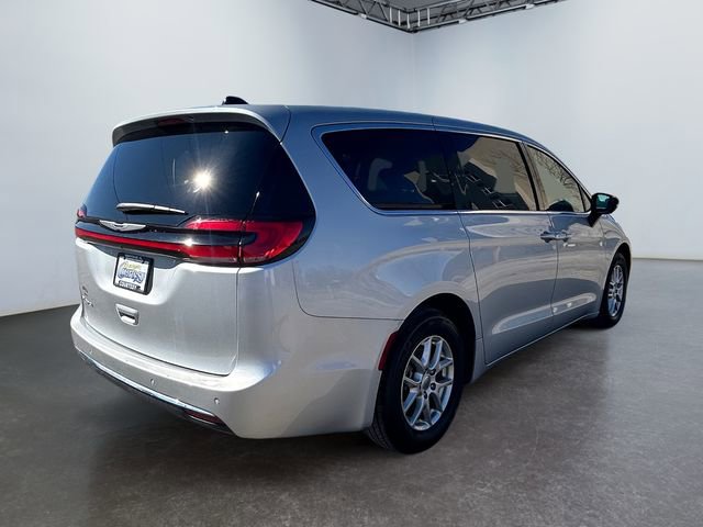 Used 2024 Chrysler Pacifica Touring-L image 5