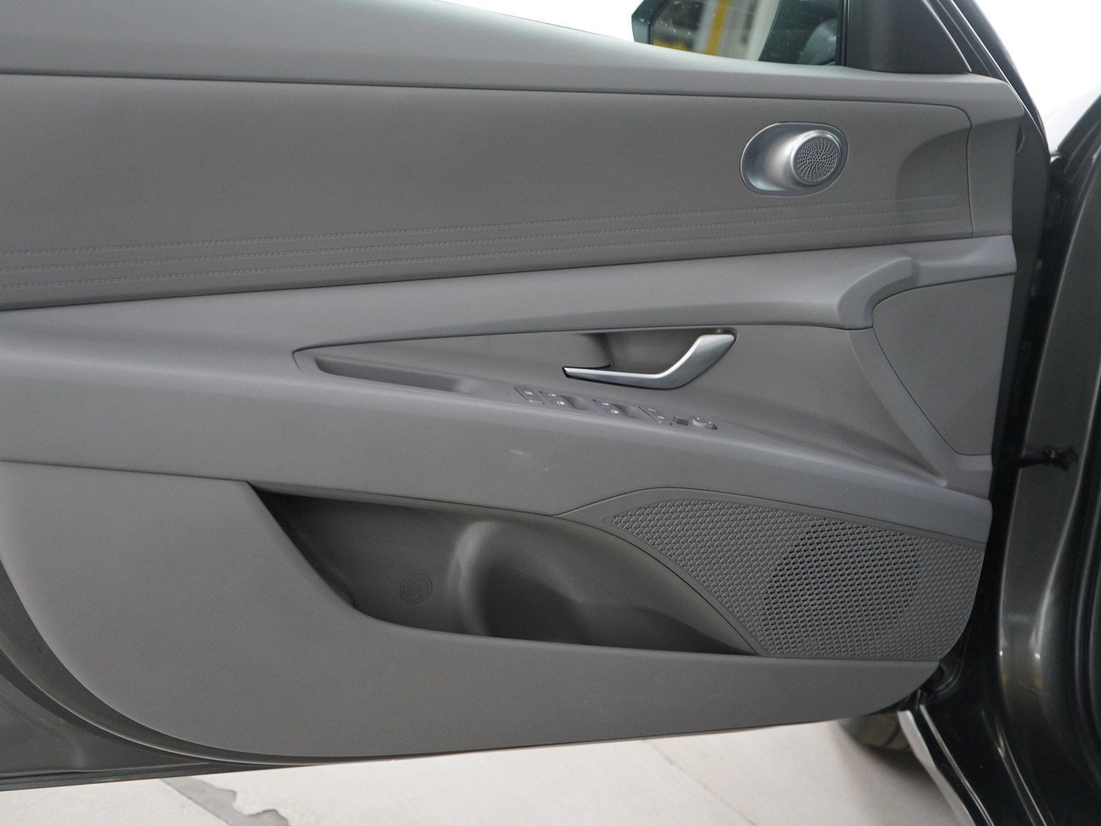 Certified 2025 Hyundai Elantra SE image 17