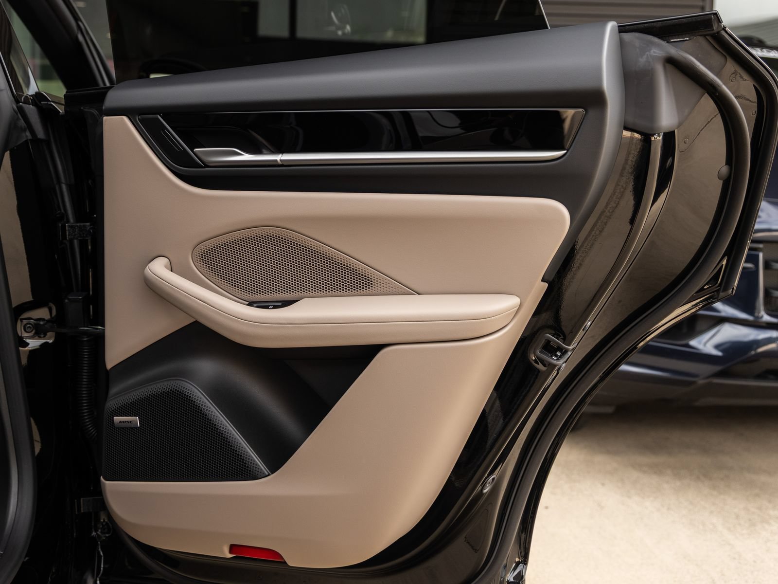 Certified 2025 Porsche Macan Electric RWD image 35