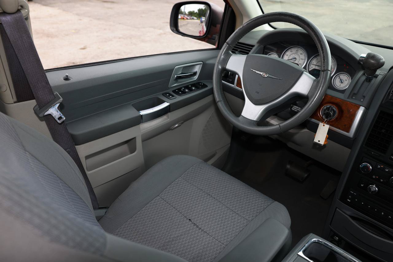 Used 2008 Chrysler Town & Country Touring w/ Entertainment Group #2 FWD image 20