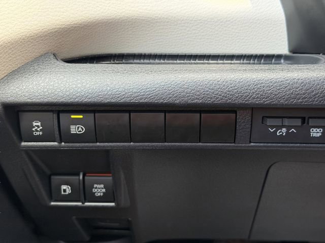 Used 2024 Toyota Sienna XLE FWD image 32
