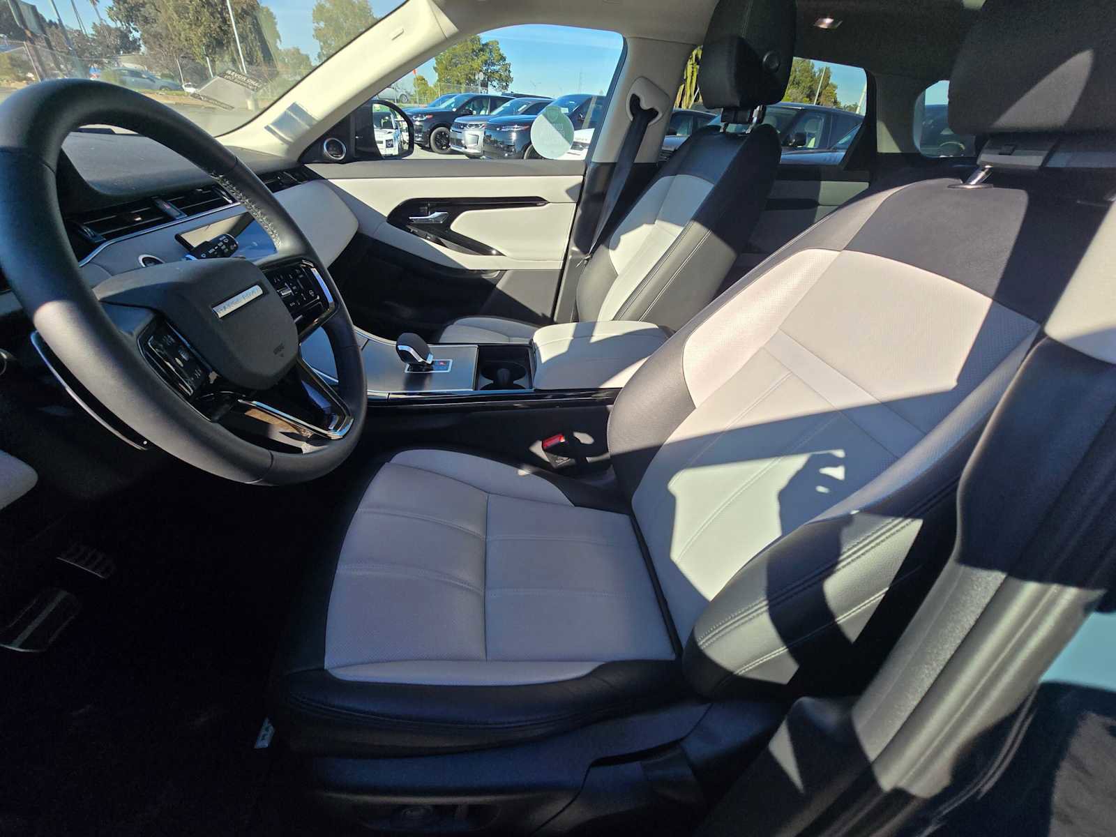 Certified 2025 Land Rover Range Rover Evoque Dynamic SE image 24