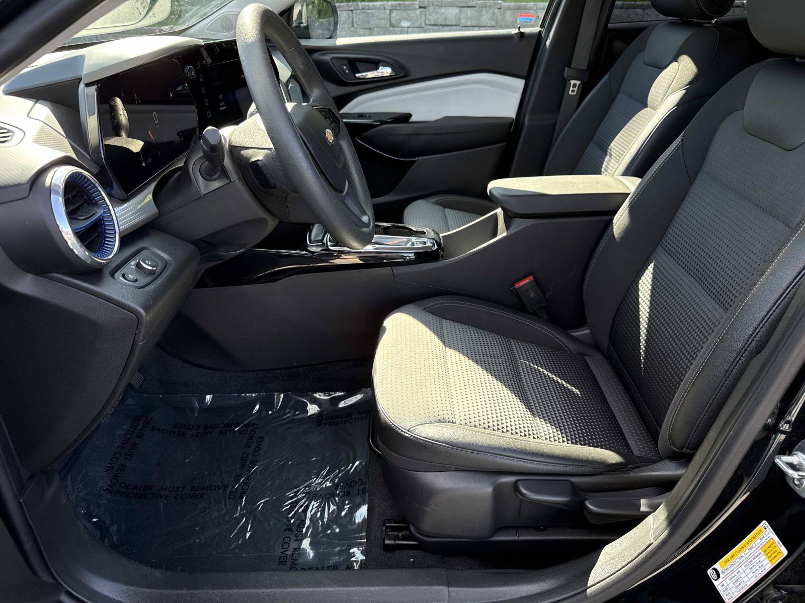 Used 2025 Chevrolet Trax LT FWD image 29