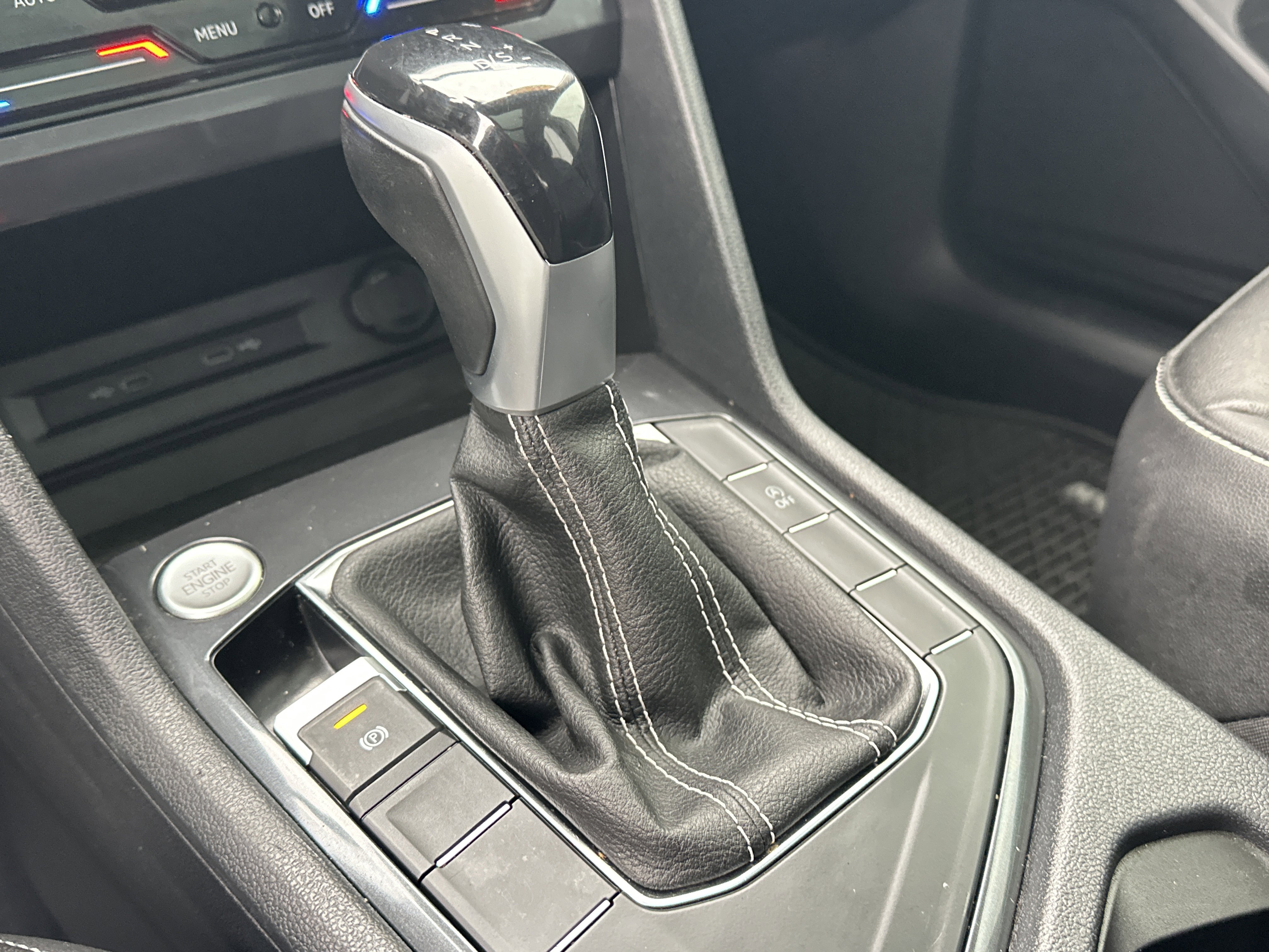 Used 2022 Volkswagen Tiguan SE image 32