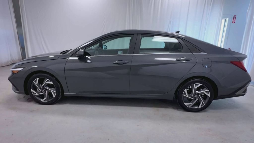 Used 2025 Hyundai Elantra SEL image 5