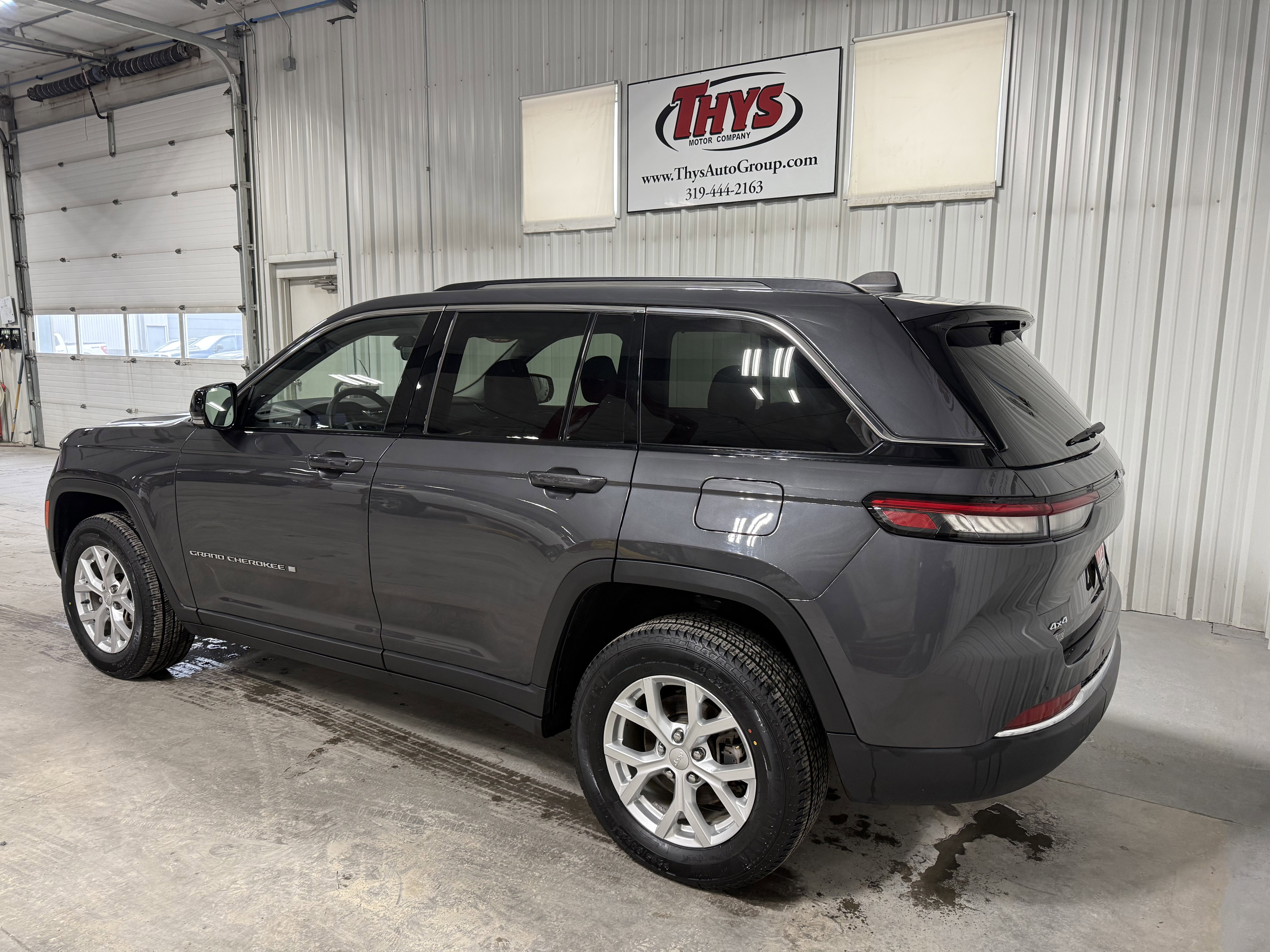 Used 2023 Jeep Grand Cherokee Limited w/ Luxury Tech Group II image 17