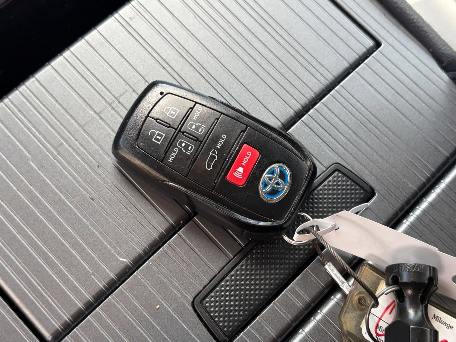 Used 2025 Toyota Sienna XLE FWD image 21