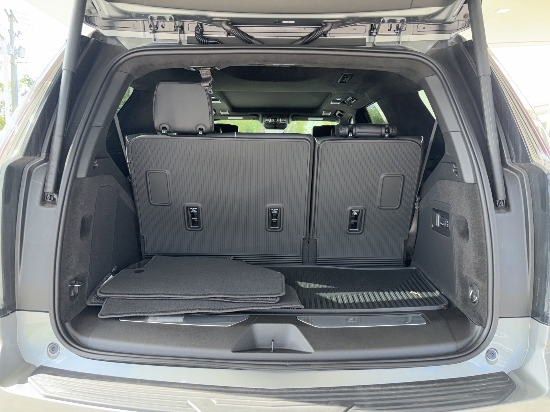 Used 2026 Cadillac Escalade Platinum Sport w/ LPO, ONYX Package image 6