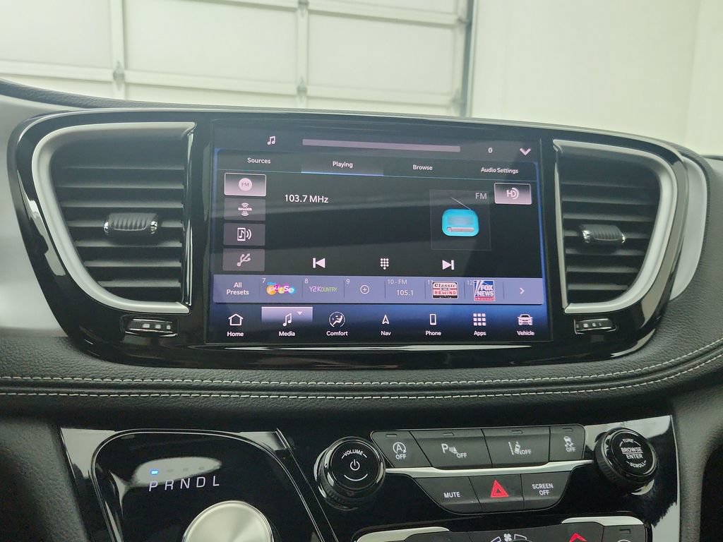 Certified 2025 Chrysler Pacifica Limited FWD image 27