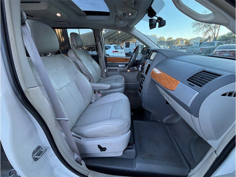 Used 2010 Chrysler Town & Country Limited image 32