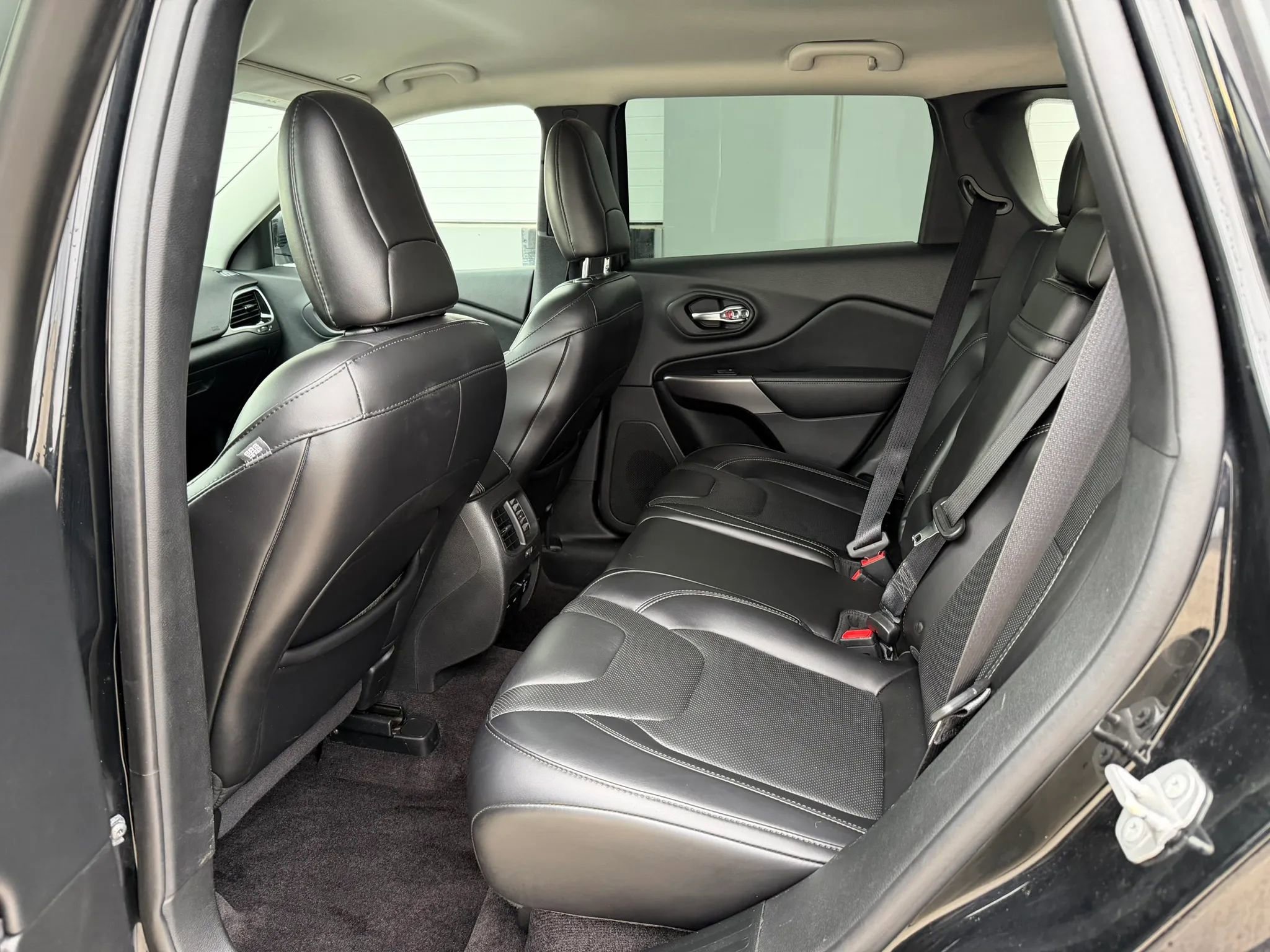 Used 2019 Jeep Cherokee Limited image 11