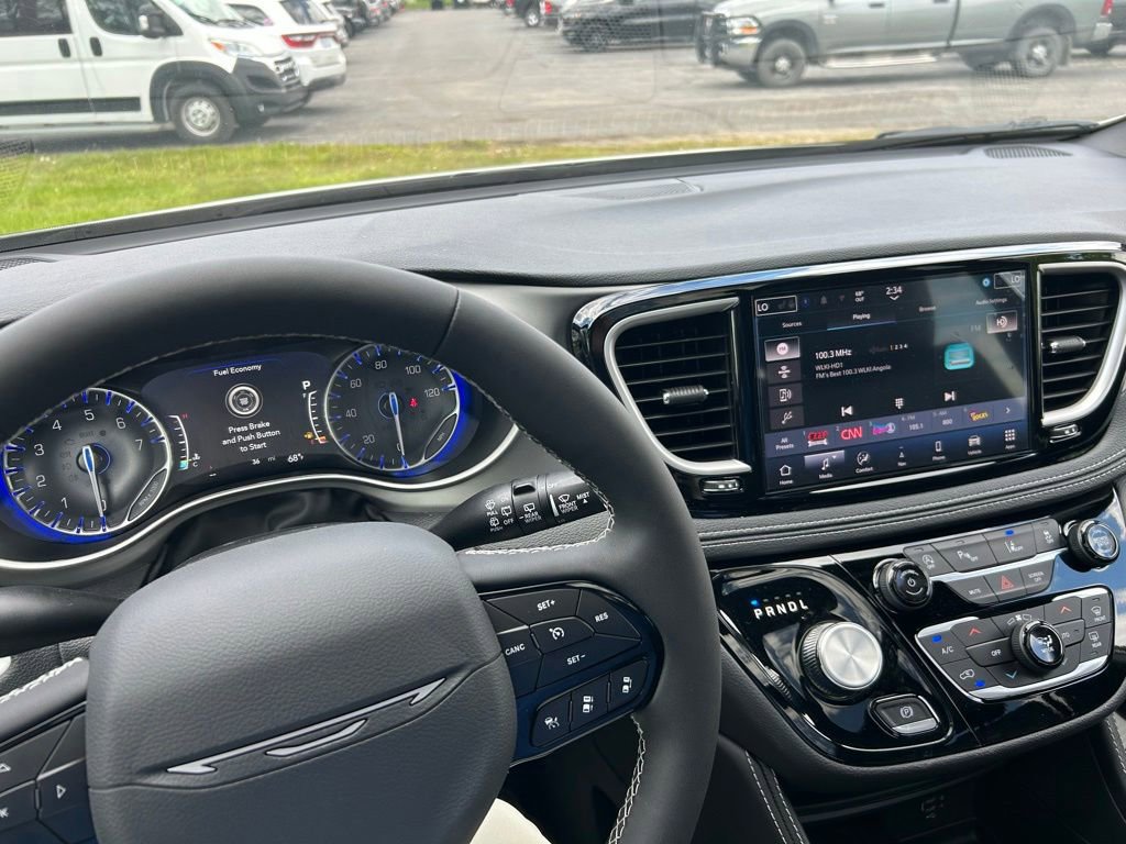 New 2027 Chrysler Pacifica Limited FWD image 18