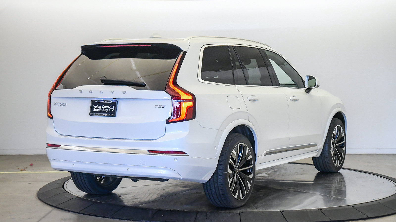 New 2026 Volvo XC90 T8 Plus w/ Protection Package AWD/4WD image 5