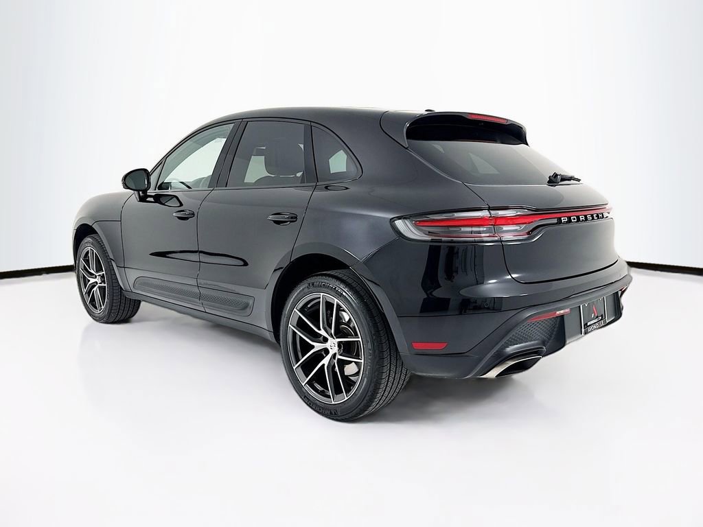 Certified 2025 Porsche Macan image 3