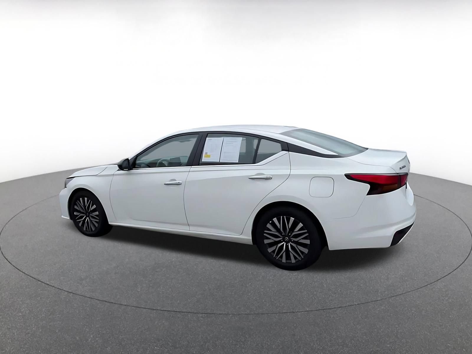 Used 2025 Nissan Altima 2.5 SV FWD image 10