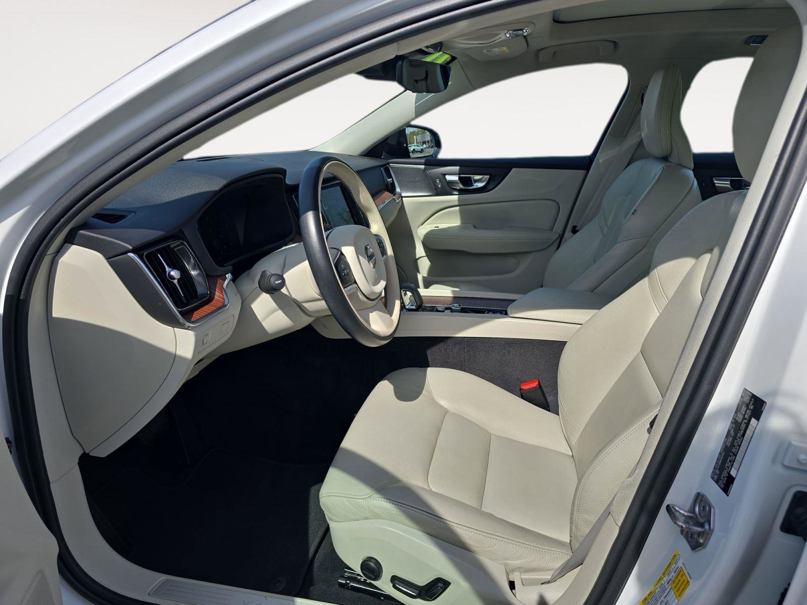 Used 2022 Volvo S60 B5 Momentum w/ Advanced Package image 10