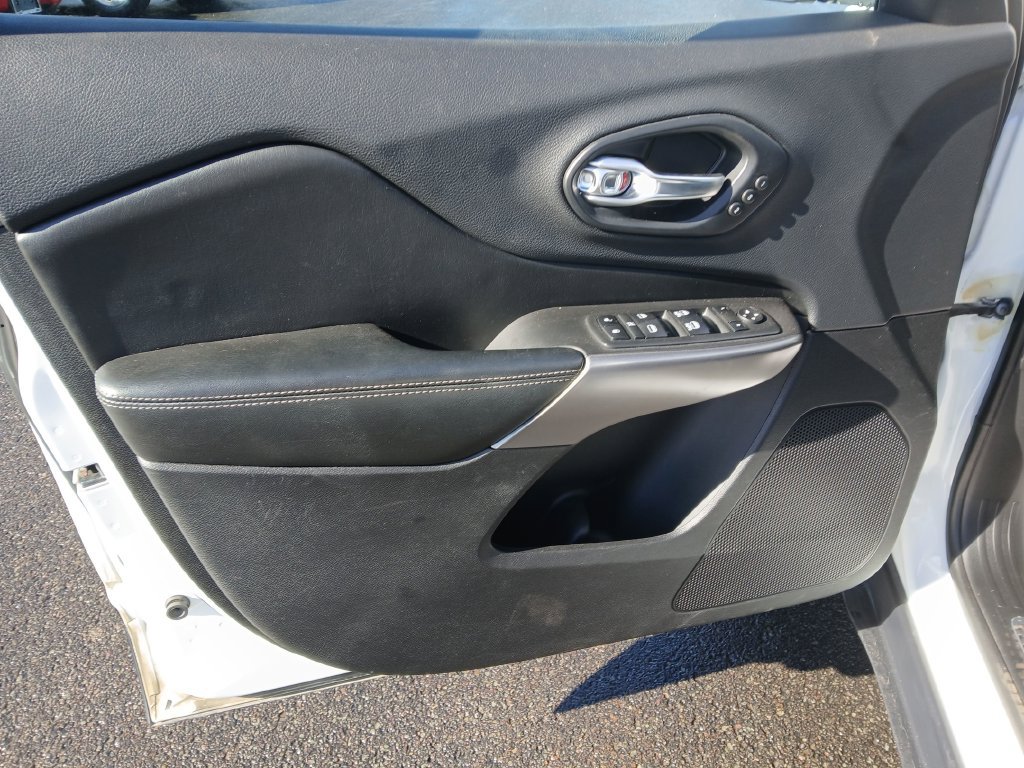 Used 2019 Jeep Cherokee Limited AWD/4WD image 11