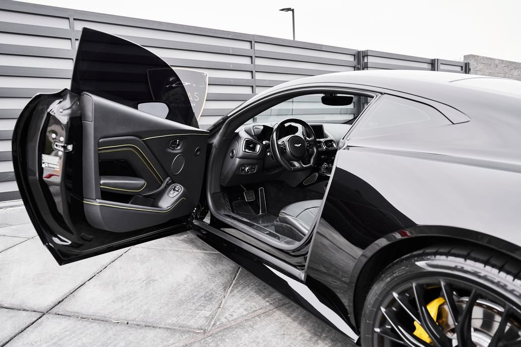 Used 2023 Aston Martin V8 Vantage Coupe RWD image 25