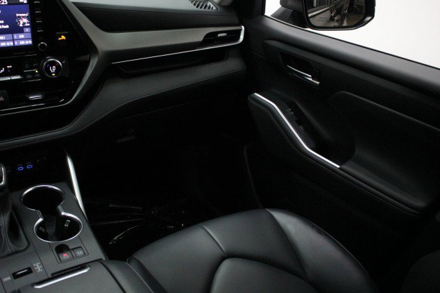Used 2022 Toyota Highlander XLE image 26