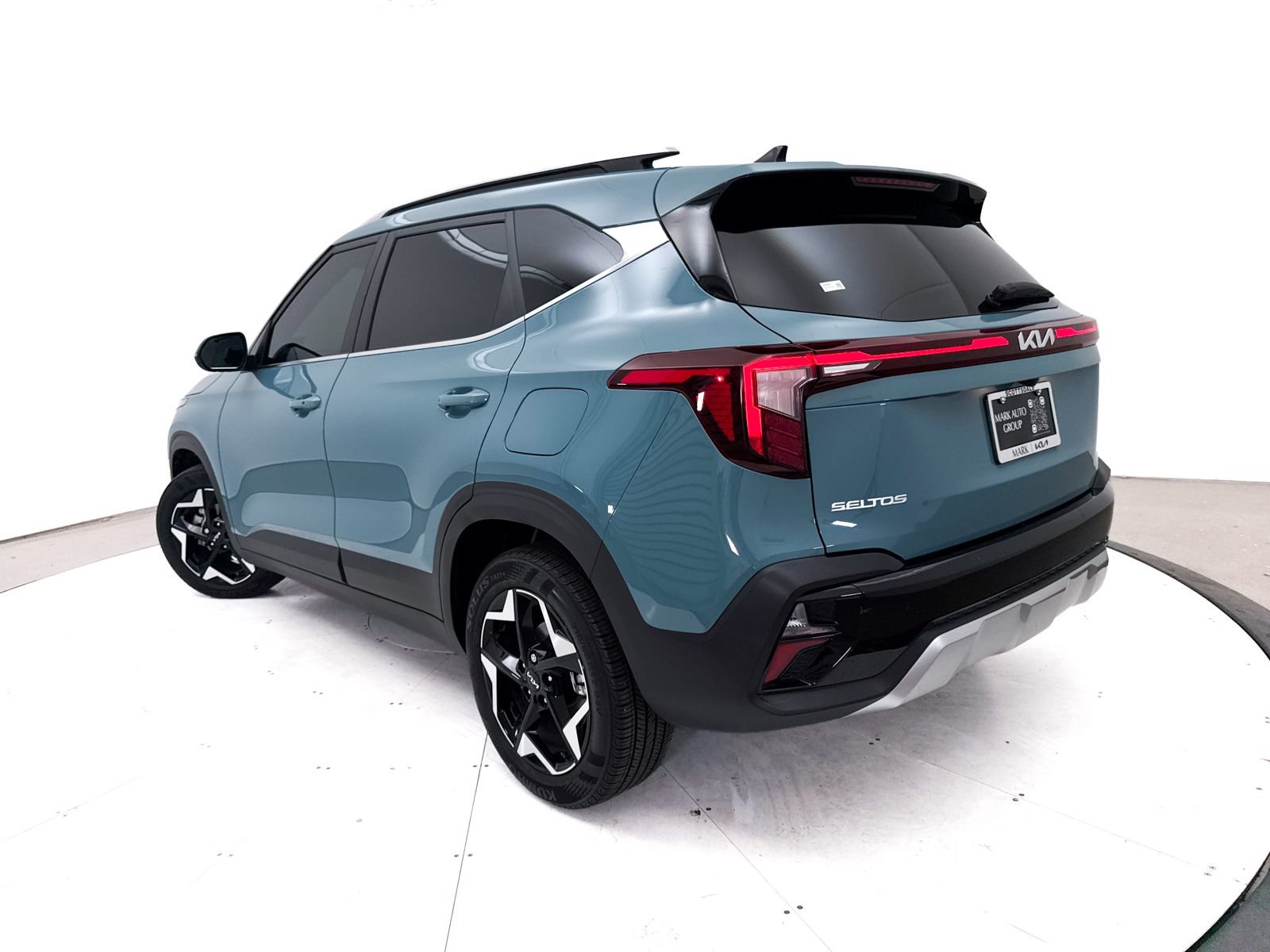 Certified 2024 Kia Seltos EX FWD image 2