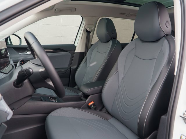 Used 2025 Volkswagen Tiguan SE w/ Panoramic Sunroof Package image 5