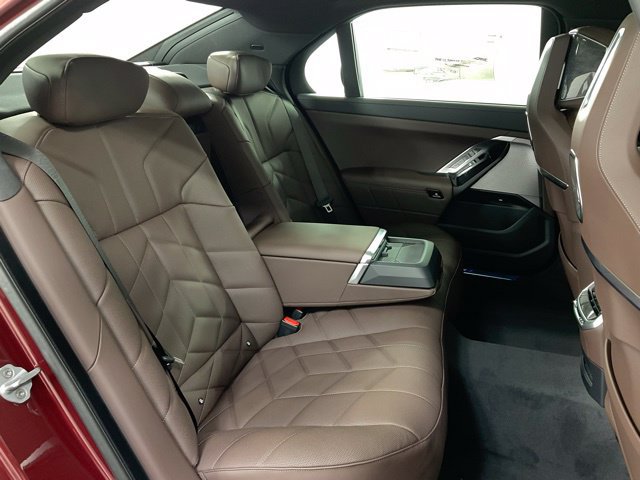 Used 2025 BMW 750e xDrive AWD/4WD image 43