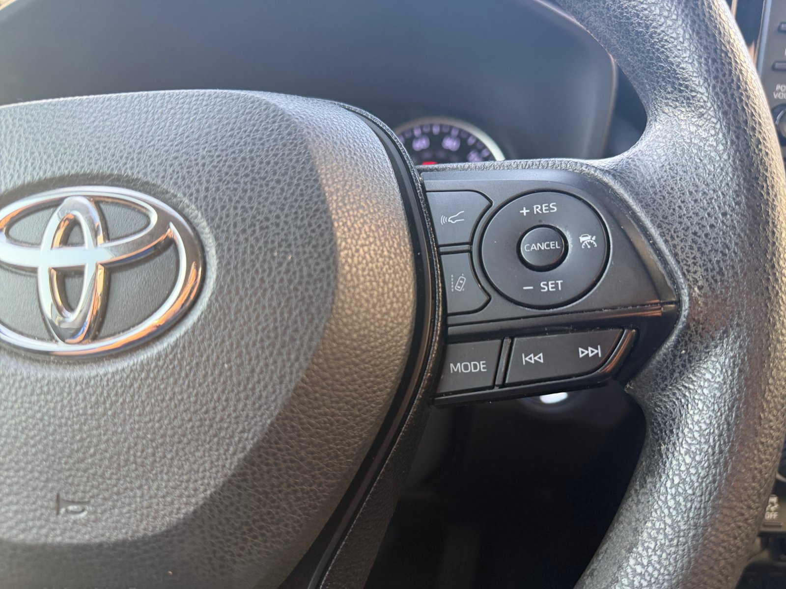 Used 2021 Toyota RAV4 XLE w/ Convenience Package FWD image 18