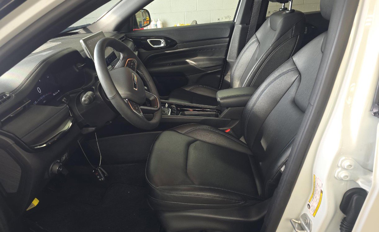 Used 2025 Jeep Compass Limited w/ High Altitude Package image 7