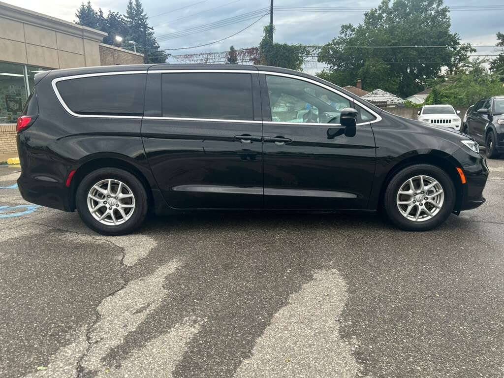 Used 2026 Chrysler Pacifica Select FWD image 4